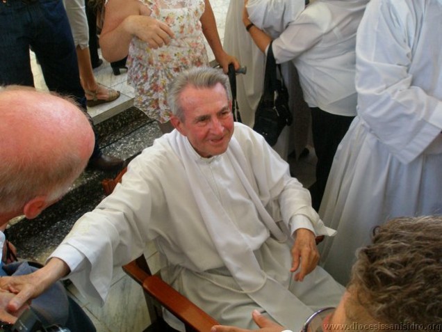 Monseñor Trejos saludó a los feligreses