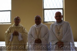 De izquierda a derecha:  Monseñor Guillermo Loría, Obispo Emérito;  Monseñor Óscar Fernández, Obispo de Puntarenas;  Monseñor José Manuel Garita, Obispo de Ciudad Quesada.