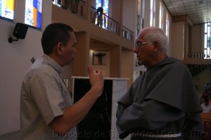 Monseñor Gabriel Enrique Montero Umaña conversa con Fray Andrés Ortiz, Delegado Episcopal para la Vida Religiosa